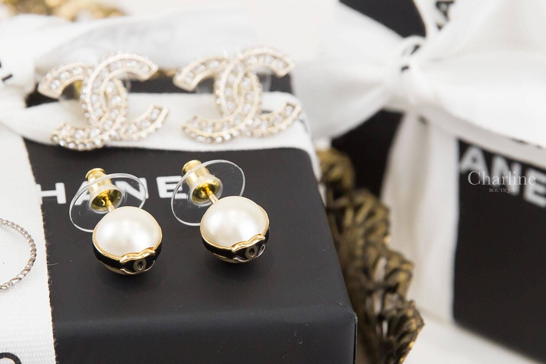 Chanel Stud Earrings 黑色線條金CC珍珠耳環