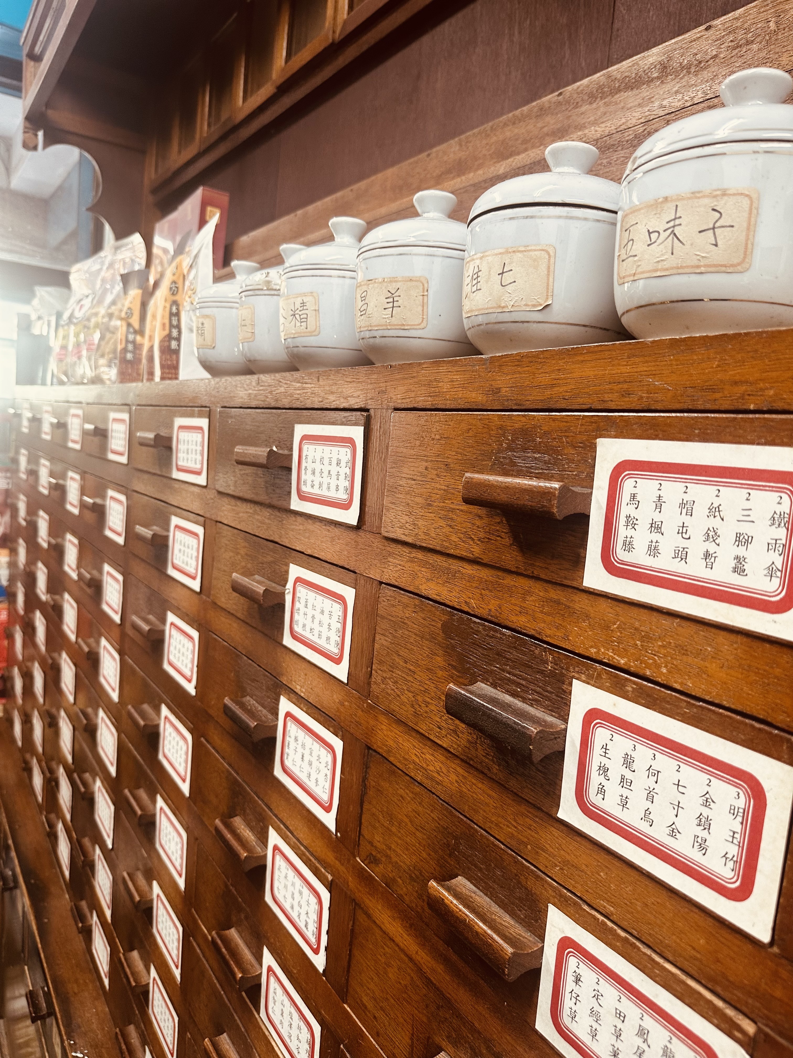 太原蔘藥行店內木製藥櫃與商品