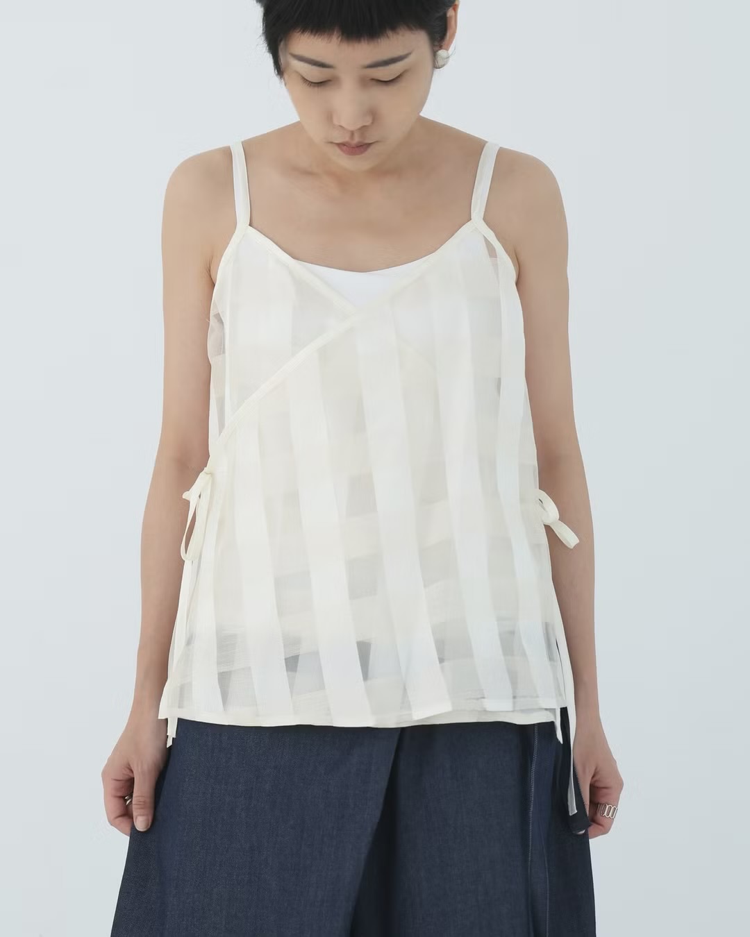 川衣 WEAR BEING｜前後兩穿交襟細肩帶蠶絲背心｜白色透紗格紋