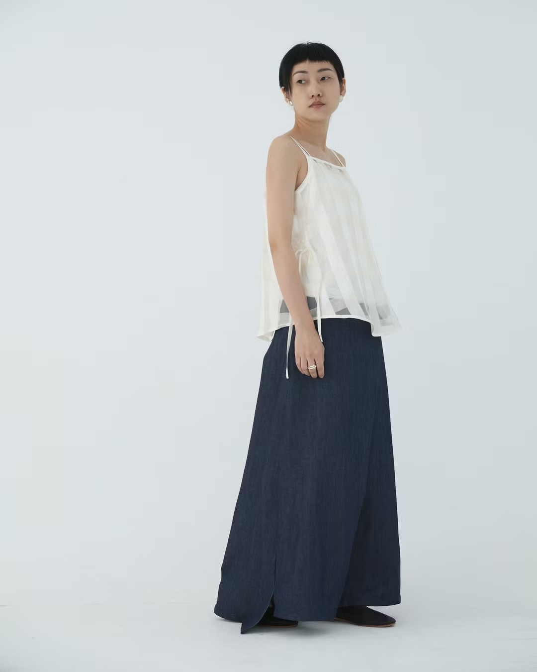 川衣 WEAR BEING｜前後兩穿交襟細肩帶蠶絲背心｜白色透紗格紋