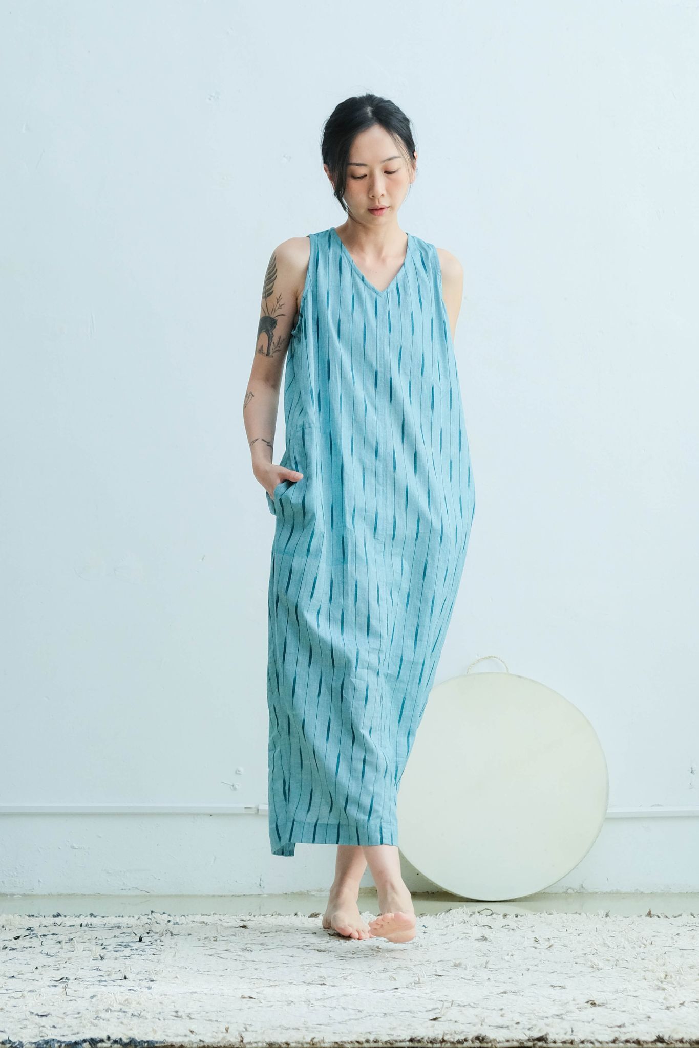 後交疊開衩V領洋裝 / Ikat 海藍