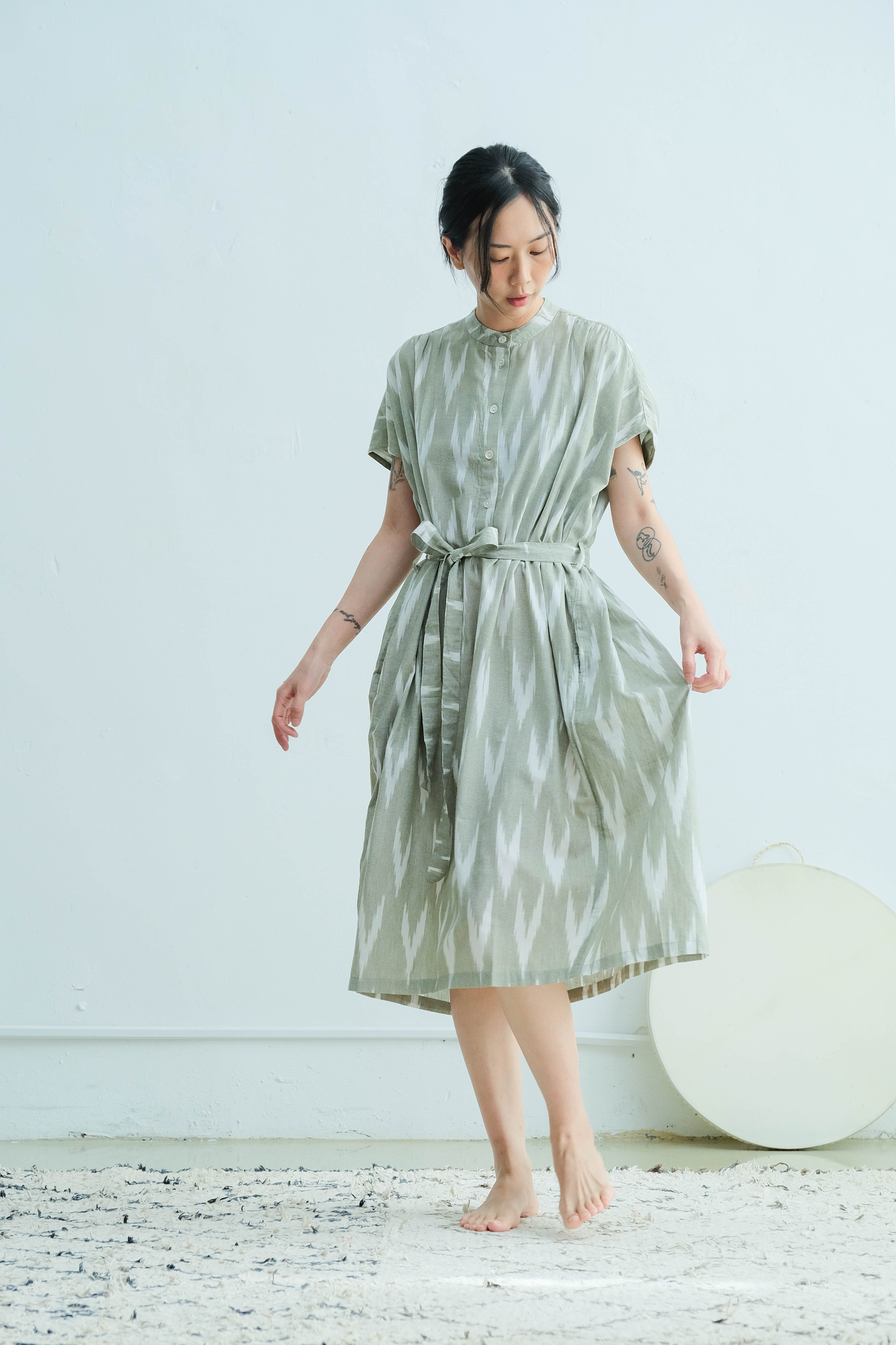 落肩小立領襯衫洋裝 / Ikat 鼠尾草