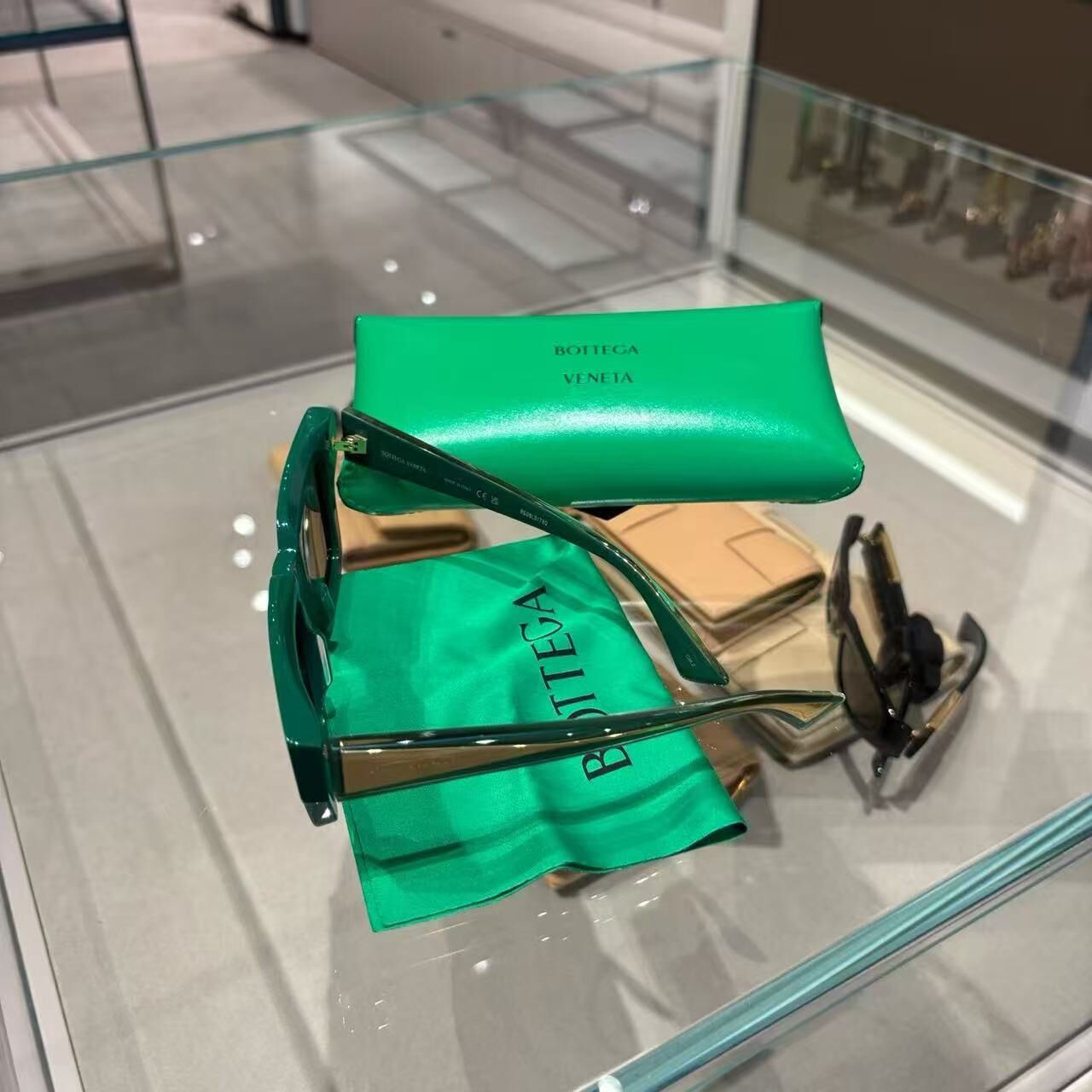 【預購】Bottega Veneta S072935 綠色框墨鏡