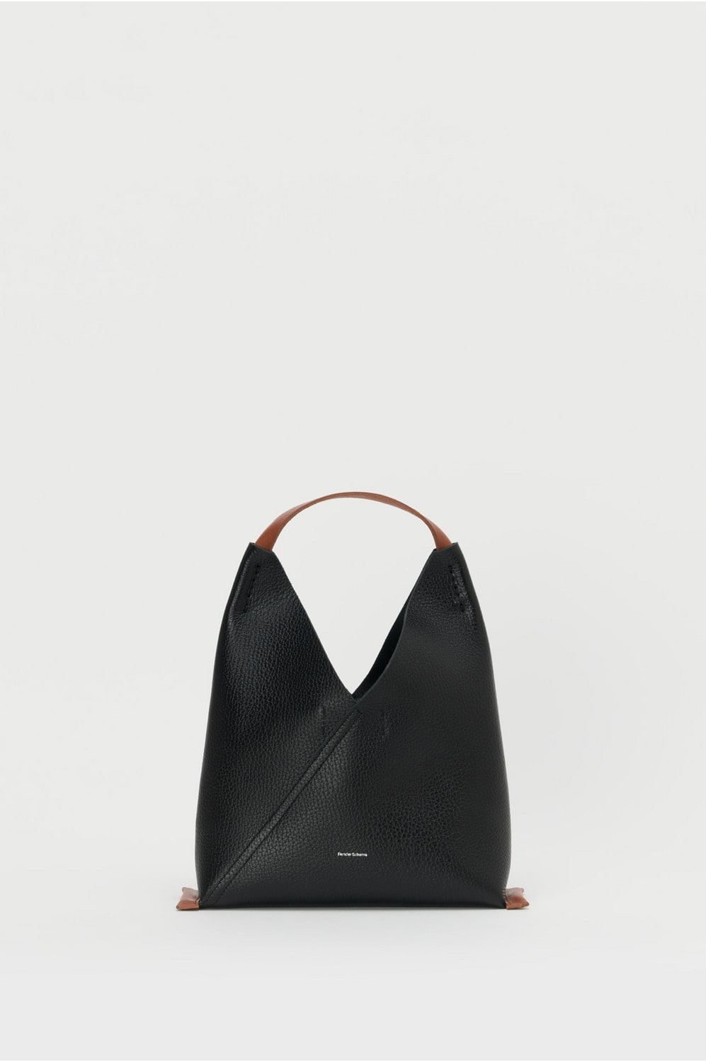 『日本連線中』2026SS Hender Scheme triangle bag 牛皮 皮革 三角 手提包 腋下包