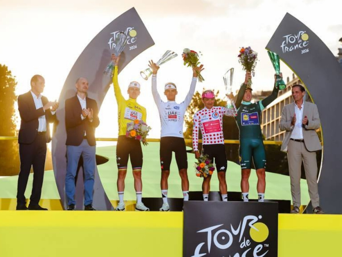 Tour de France 2026 巴黎頒獎台四大領騎衫王者合照:黃衫 Pogačar、白衫 del Toro、圓點衫 Carapaz、綠衫 Pedersen|Northwave 單車小學堂