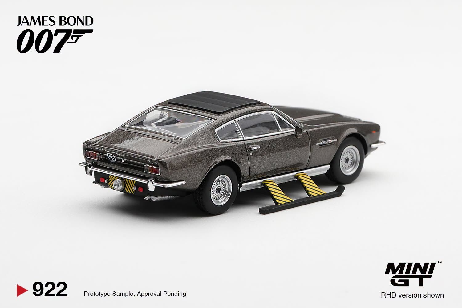 [預訂] Mini GT #922-007E 雅士頓馬田Aston Martin V8 Vantage  《007：黎明生機》 武器展開 / 英文版海報背卡