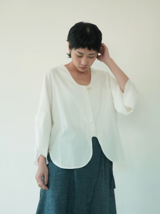 川 衣 WEAR BEING 弧形鬱金香袖襯衫 亞麻白