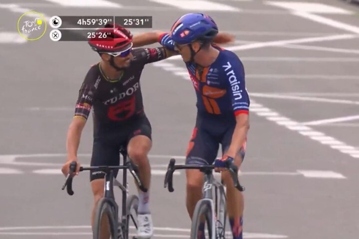Julian Alaphilippe 與 Warren Barguil 攬著彼此一起跨越第 20 站終點｜Northwave 單車小學堂