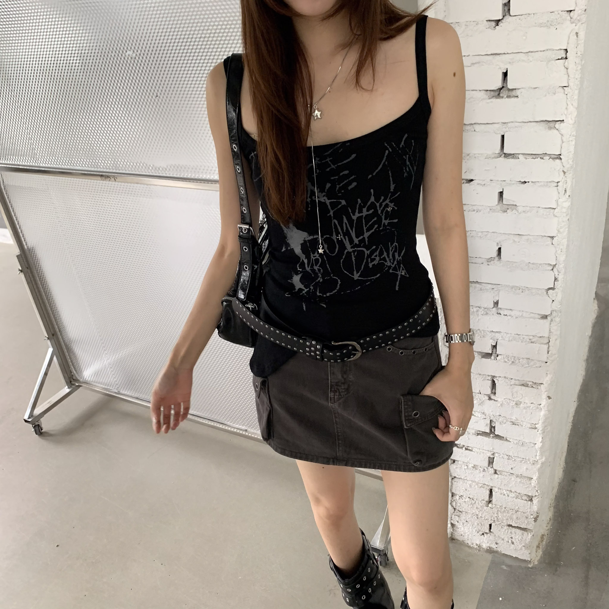 ISA_亞裔美女 燙珠不規則擺個性塗鴉背心_65144