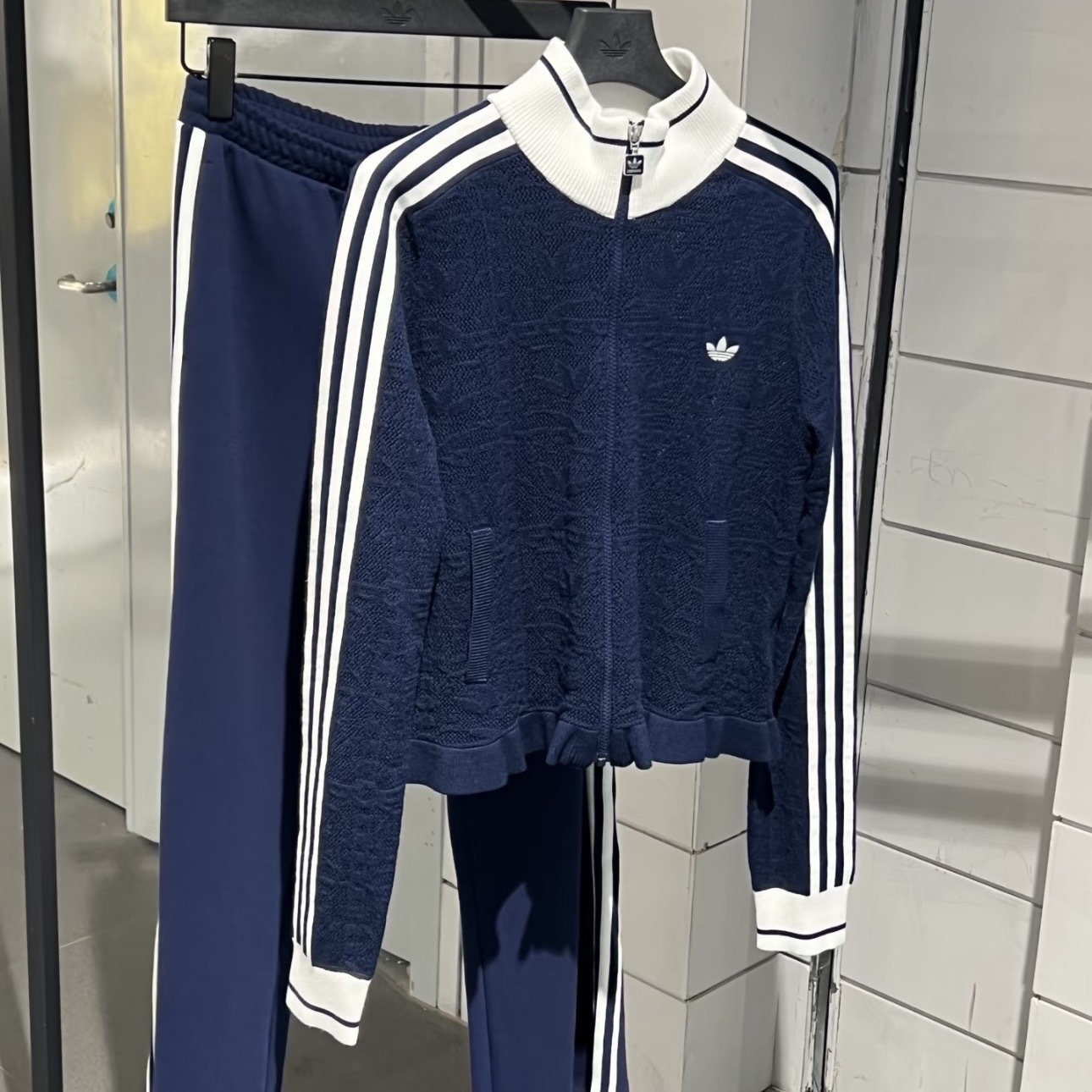 ADIDAS ORIGINALS SPORTS 藏藍 浮雕 復古針織 修身 外套 愛迪達 KX6883