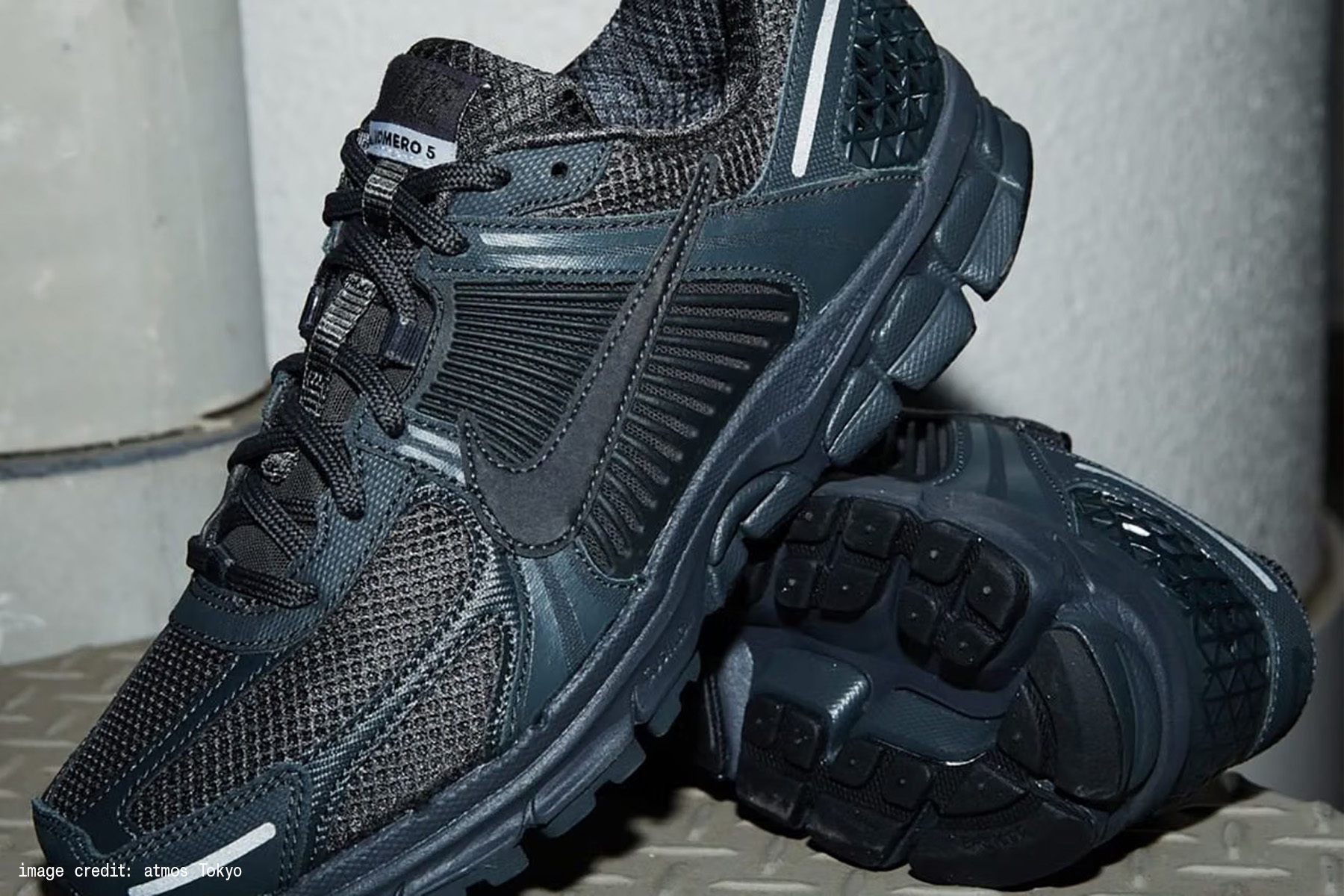 Nike Zoom Vomero 5 必收全黑配色，鞋面與鞋底細節