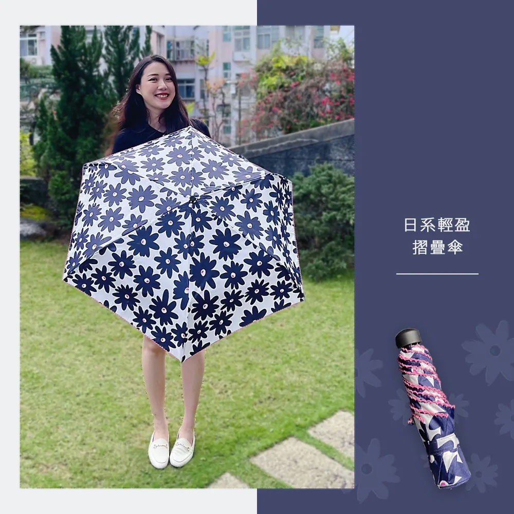 模特兒在公園拍攝展示日系輕盈折傘_藍花款