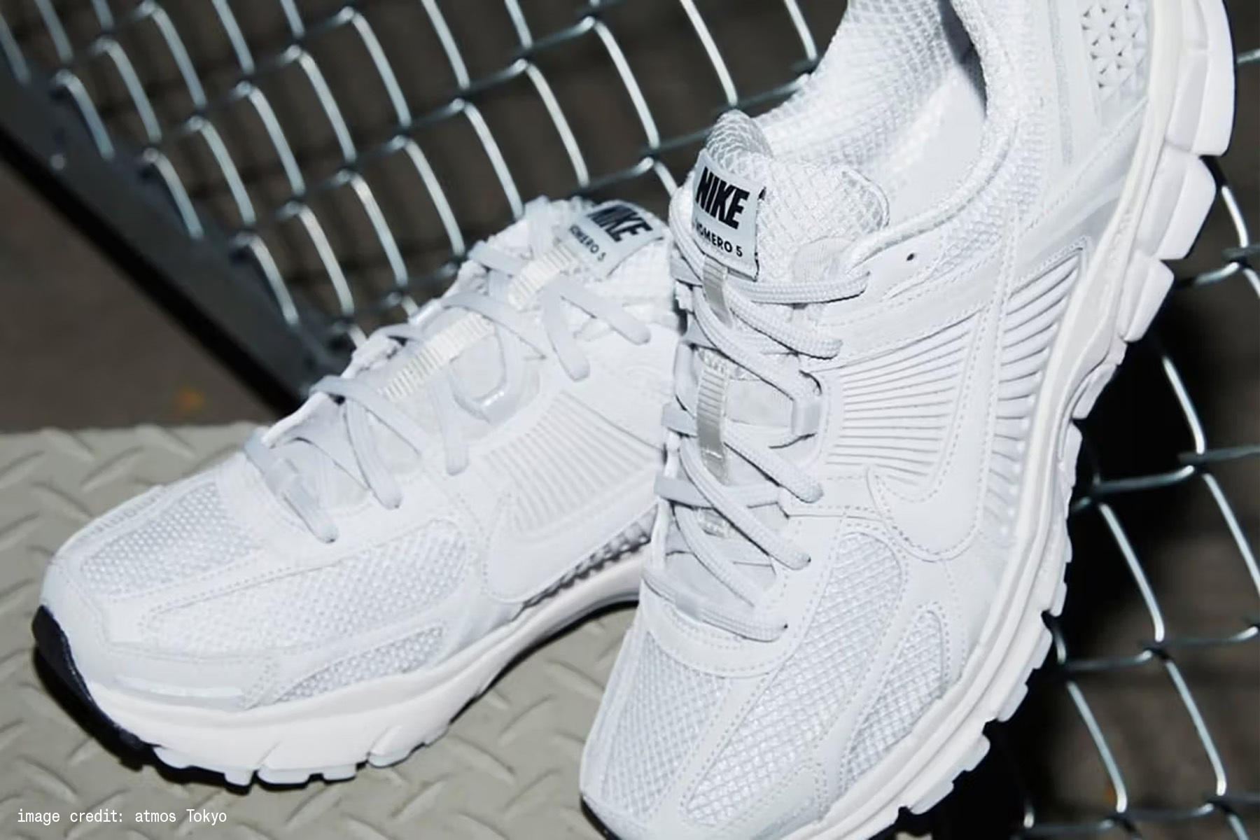 Nike Zoom Vomero 5 全白配色網布與合成皮革鞋面細節