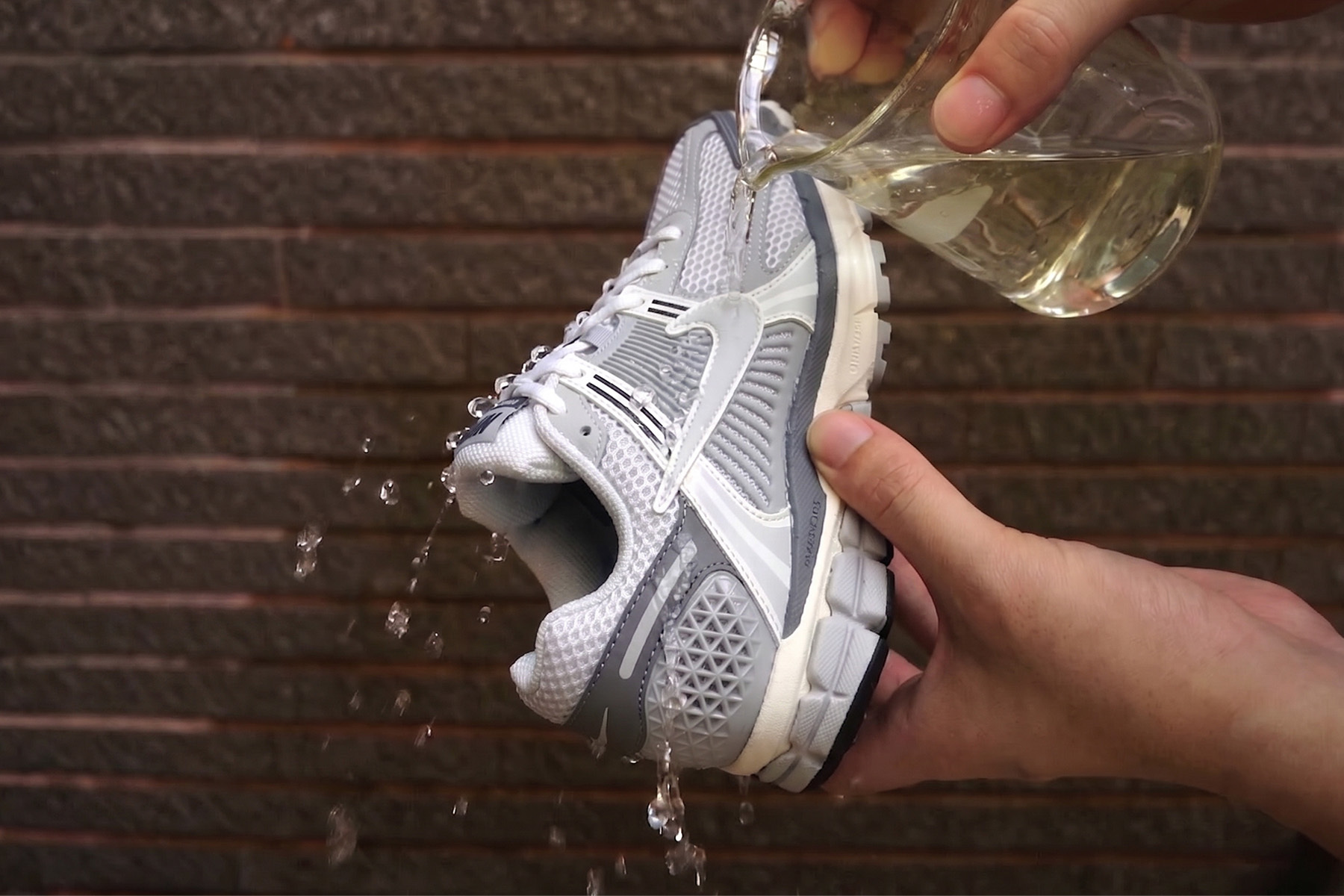 Nike Zoom Vomero 5 防水噴霧效果實測