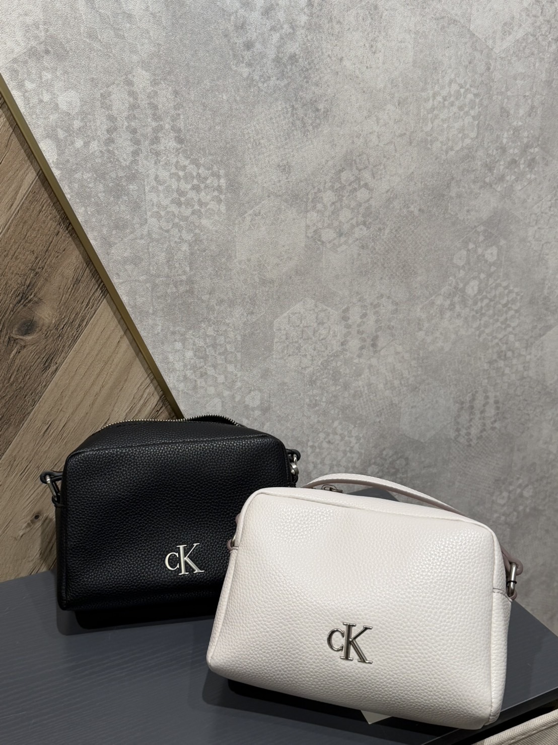 Calvin Klein CK 金屬字母 荔枝紋 相機包 小方包 斜背包