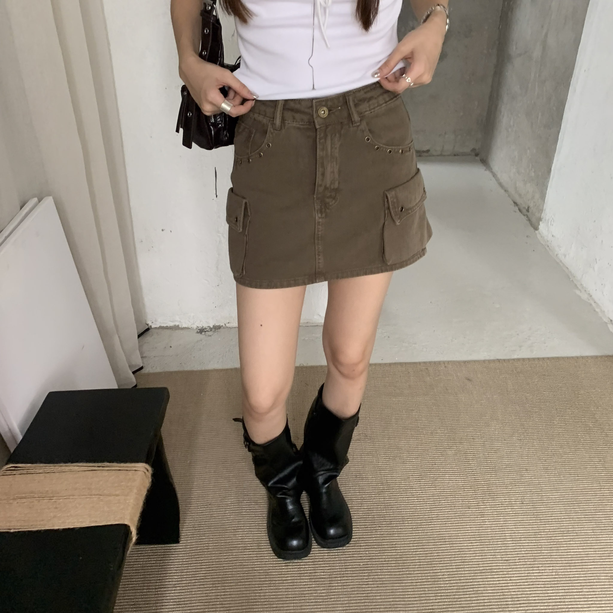 ISA_辣到秋冬 (附皮帶)鉚釘水洗工裝褲裙_61067