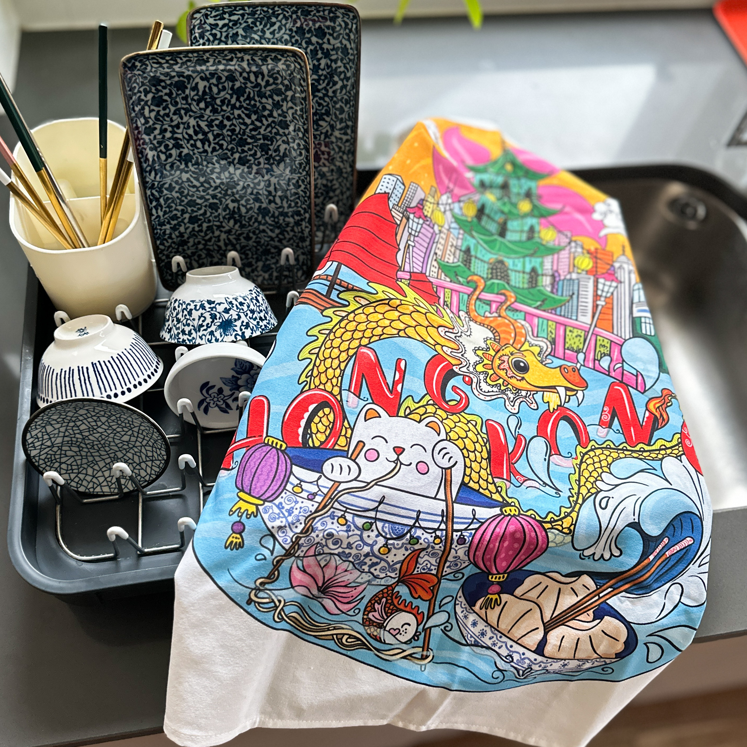 THE LION ROCK PRESS 茶巾：香港飛龍
