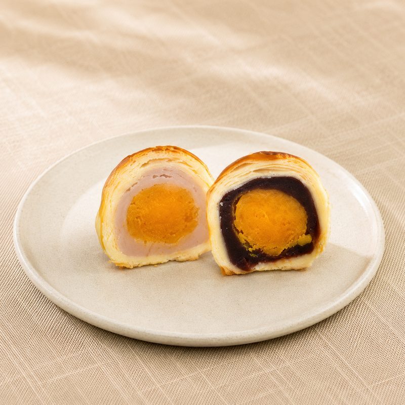 麥仕佳蛋黃酥剖面：芋頭與烏豆沙雙口味黃金蛋黃內餡