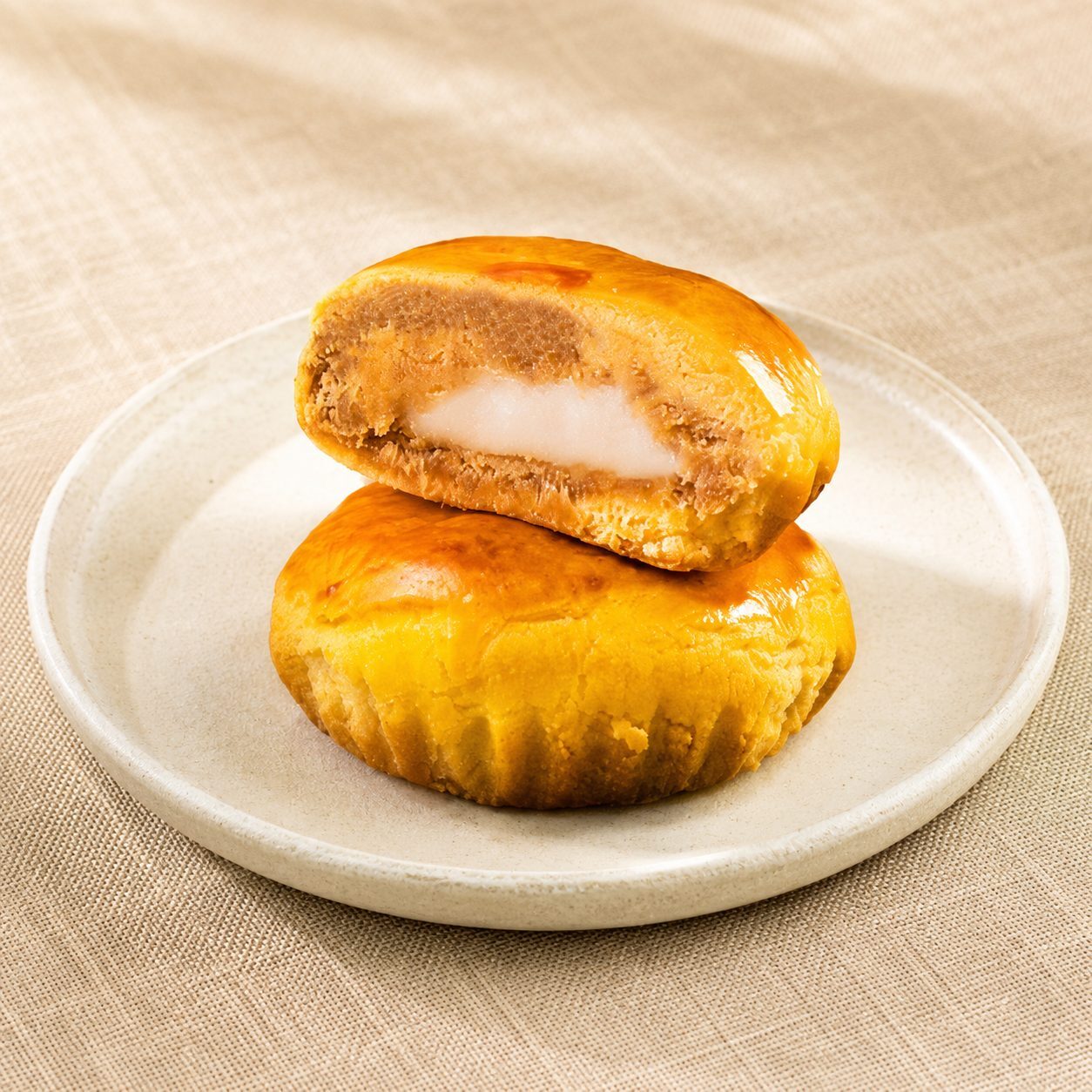 麥仕佳彰化名產干貝肉圓酥剖面：特製魯肉餡與Q彈麻糬
