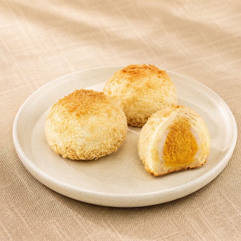 麥仕佳黃金菓子：椰香餅皮包裹牛奶豆沙、鹹蛋黃與麻糬