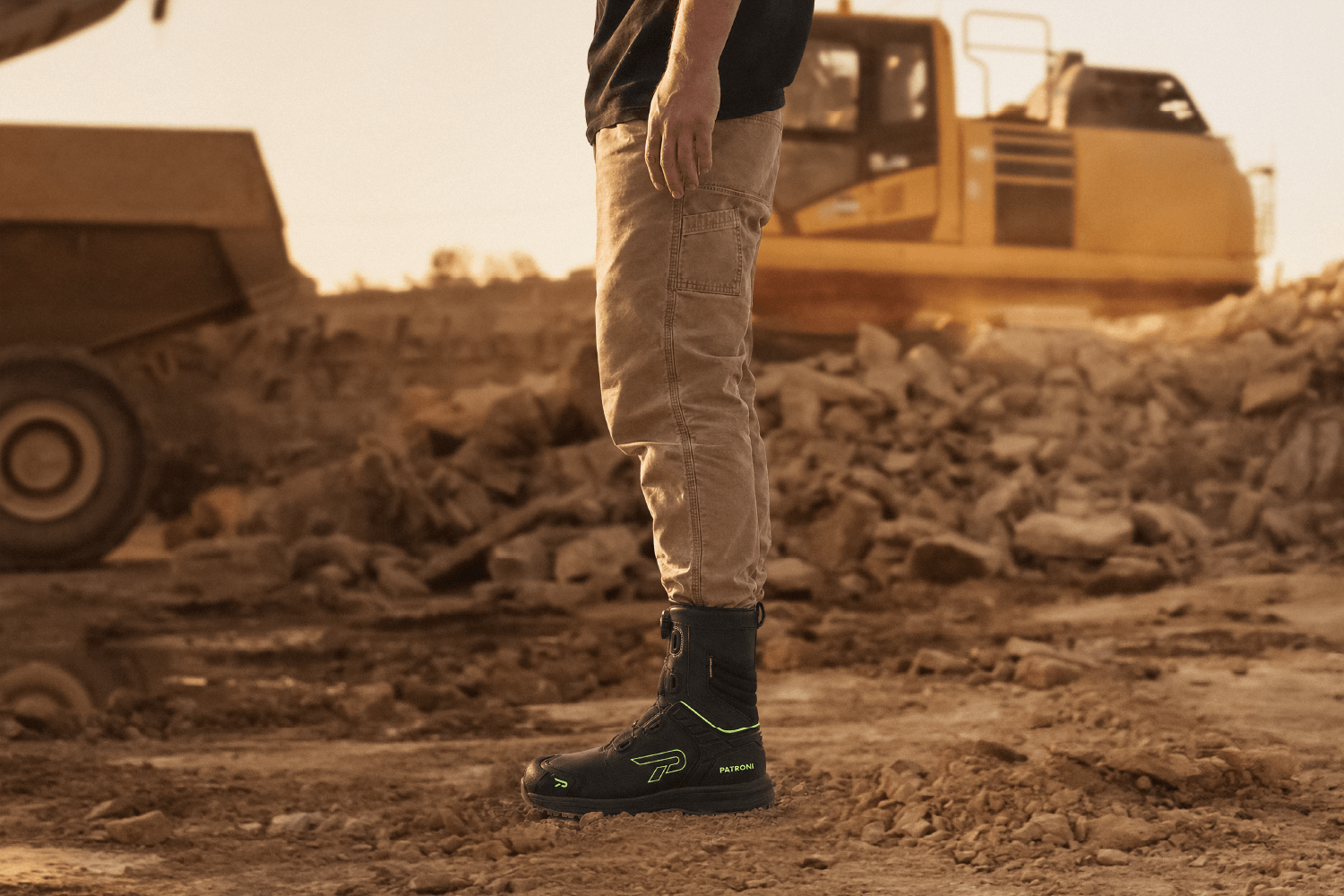 A worker in PATRONI SF2409 waterproof quick-dial insulated safety boots, on a construction site