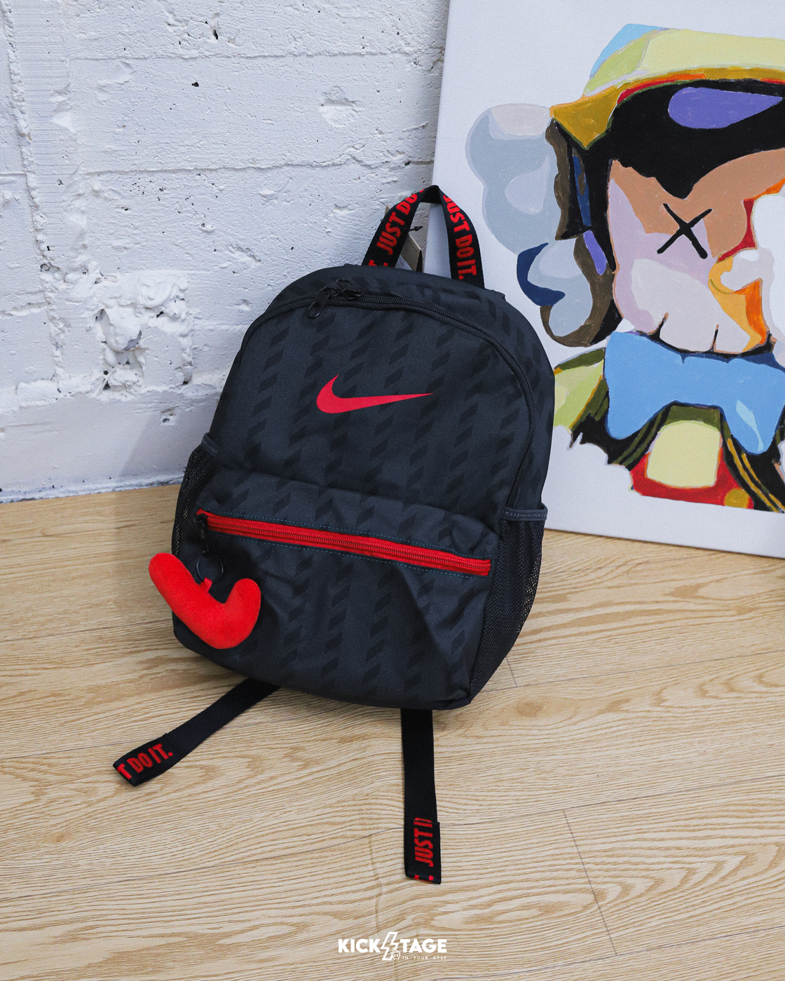 NIKE JDI MINI BACKPACK 深灰紅 鑰匙圈 11L 兒童 雙肩包 後背包【IO1530-010】
