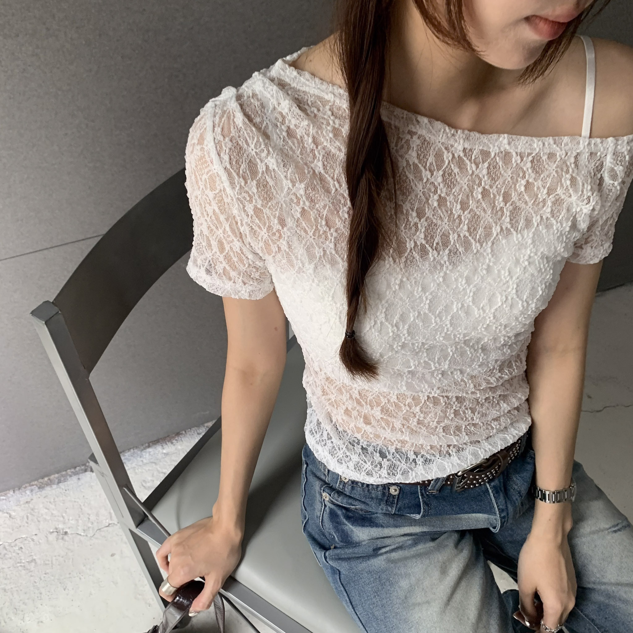 ISA_【ISA MADE】蕾絲印記 斜肩抓皺上衣_65104