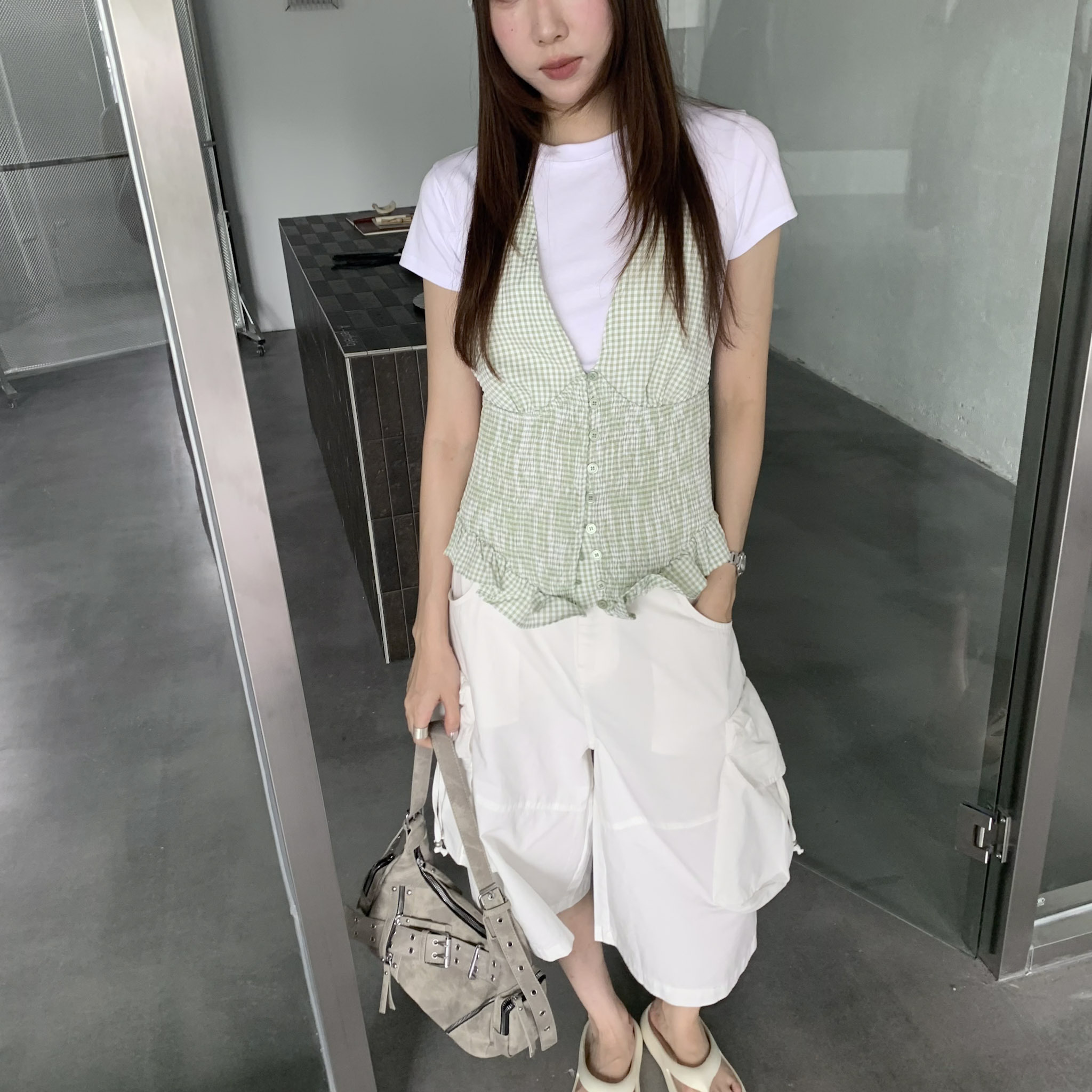 ISA_氣泡格紋 V領同色釦荷葉邊繞脖背心_66049