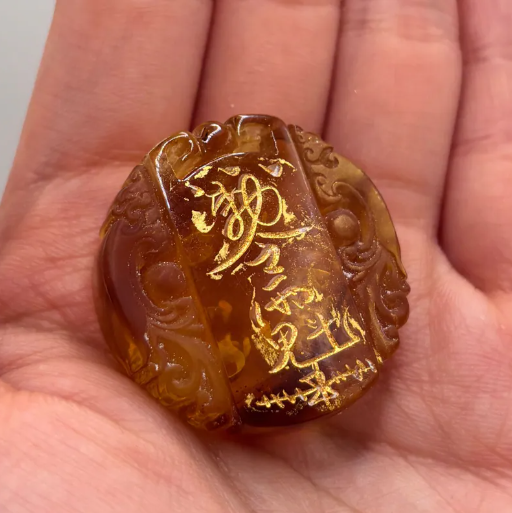 AB260729-B106 冠軍琥珀雕刻師聯乘紫袍大師開光-琥珀圓牌吊墜頸鏈（雕刻大師于老師和安師兄雕刻留名）需留中文全名+性別+八字+生肖+住址 (一物一證書跟收藏證書)（9月底到貨，限尖沙咀門市自取）