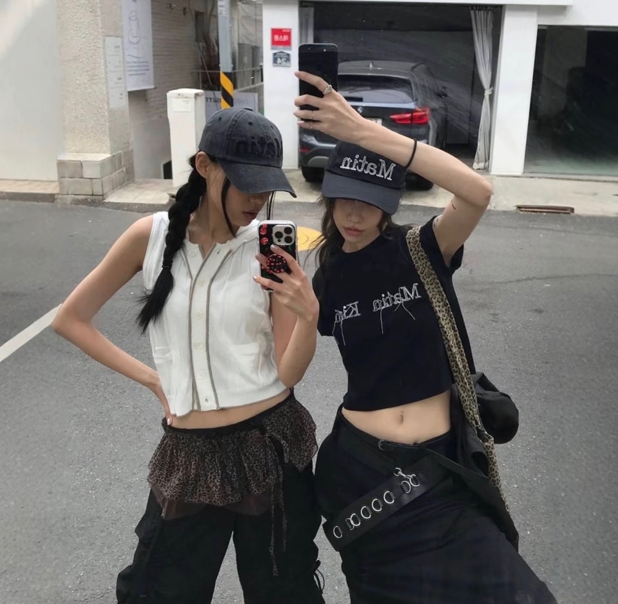 【9 AUG截單！限時優惠預訂】MATIN KIM LOGO THREAD POINT CROP TOP（2色）