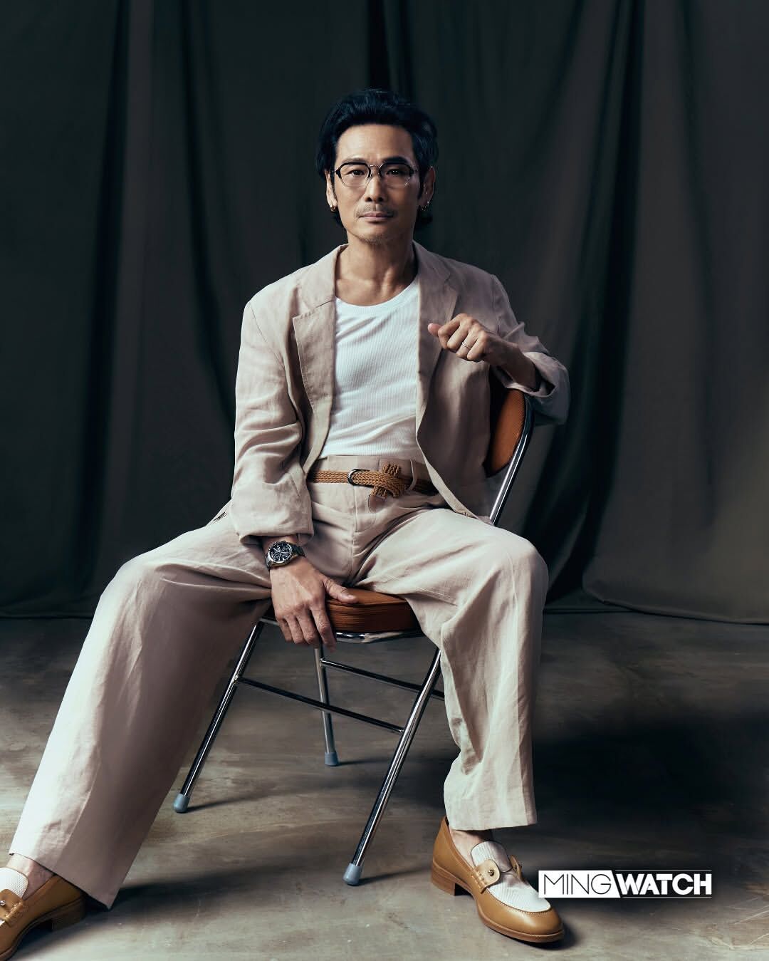 Alex 杜德偉先生佩戴 Pitot x The New Black Optical 聯乘款 BASJOO I 漸變卡其綠色眼鏡搭配淺色太陽鏡片,展現俐落潮流型格