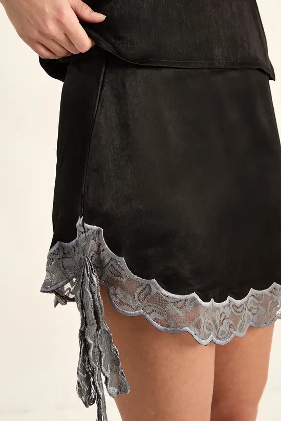 Black Club黑色緞面網紗蕾絲飾邊綁帶上衣+網紗垂飾Mini Skirt套裝