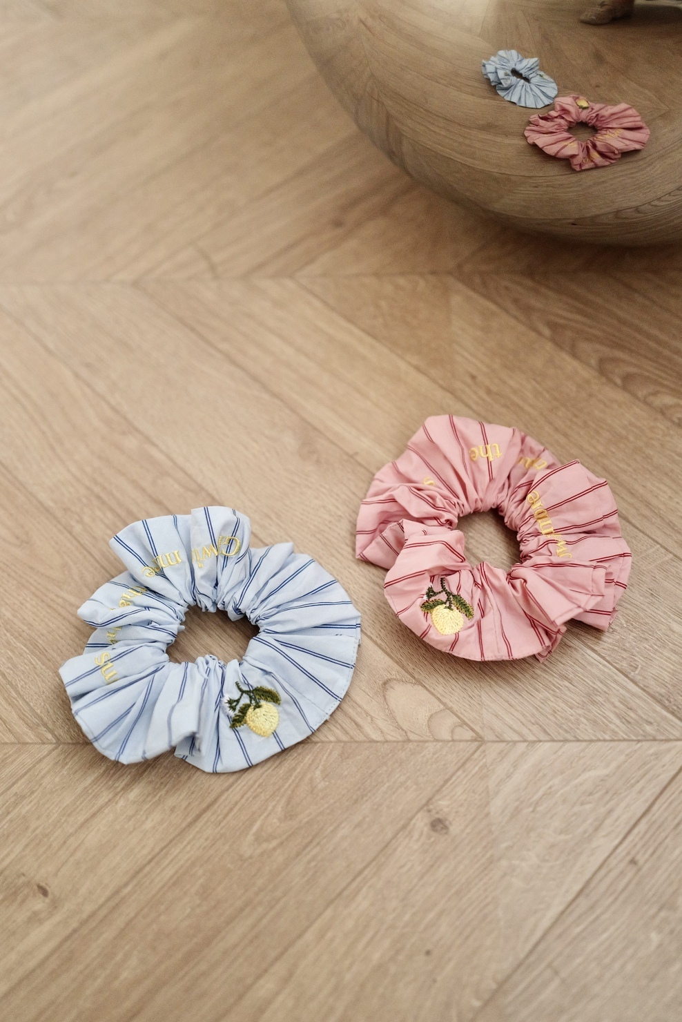 DVNY X BY ABBY "Lemon"水藍刺繡檸檬英文字髮圈