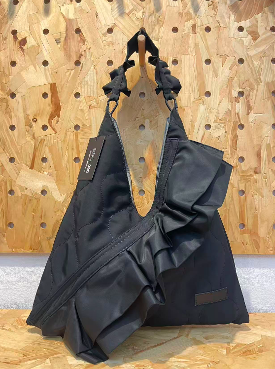 DB055 Bethel Ruffle Shoulder Bag W42 x H45 cm Strap : 28 cm 黑色