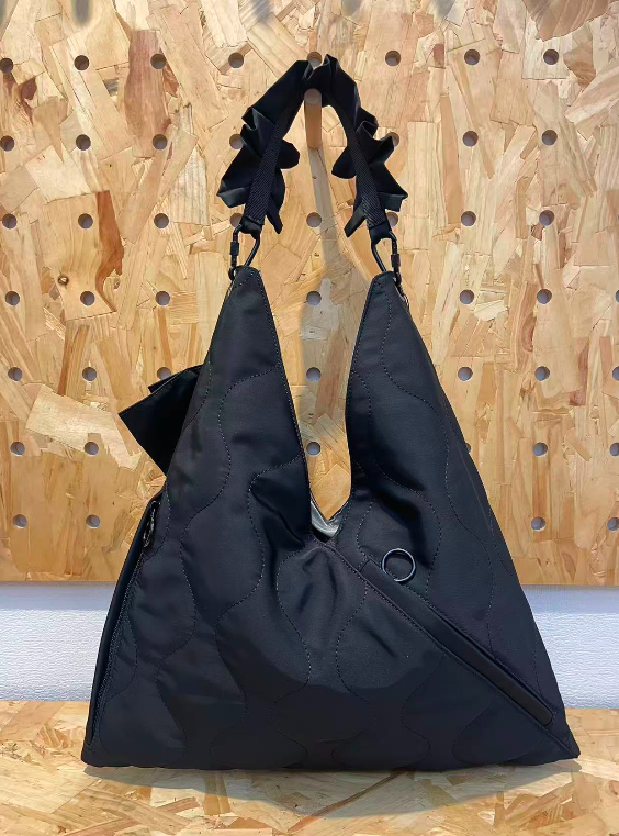 DB055 Bethel Ruffle Shoulder Bag W42 x H45 cm Strap : 28 cm 黑色