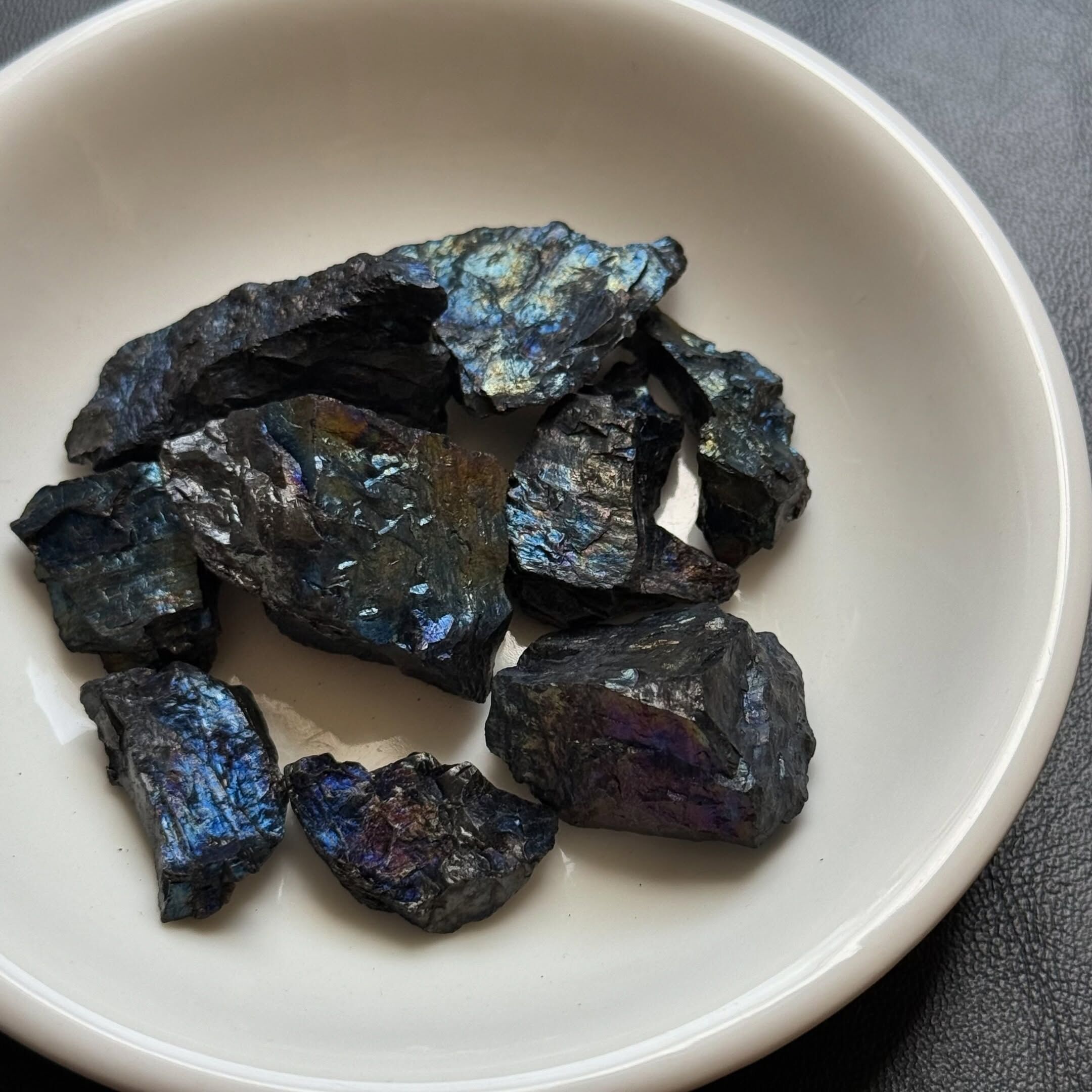 [原石] 七彩釔鐵礦 (彩虹釔鐵礦 / Gadolinite)