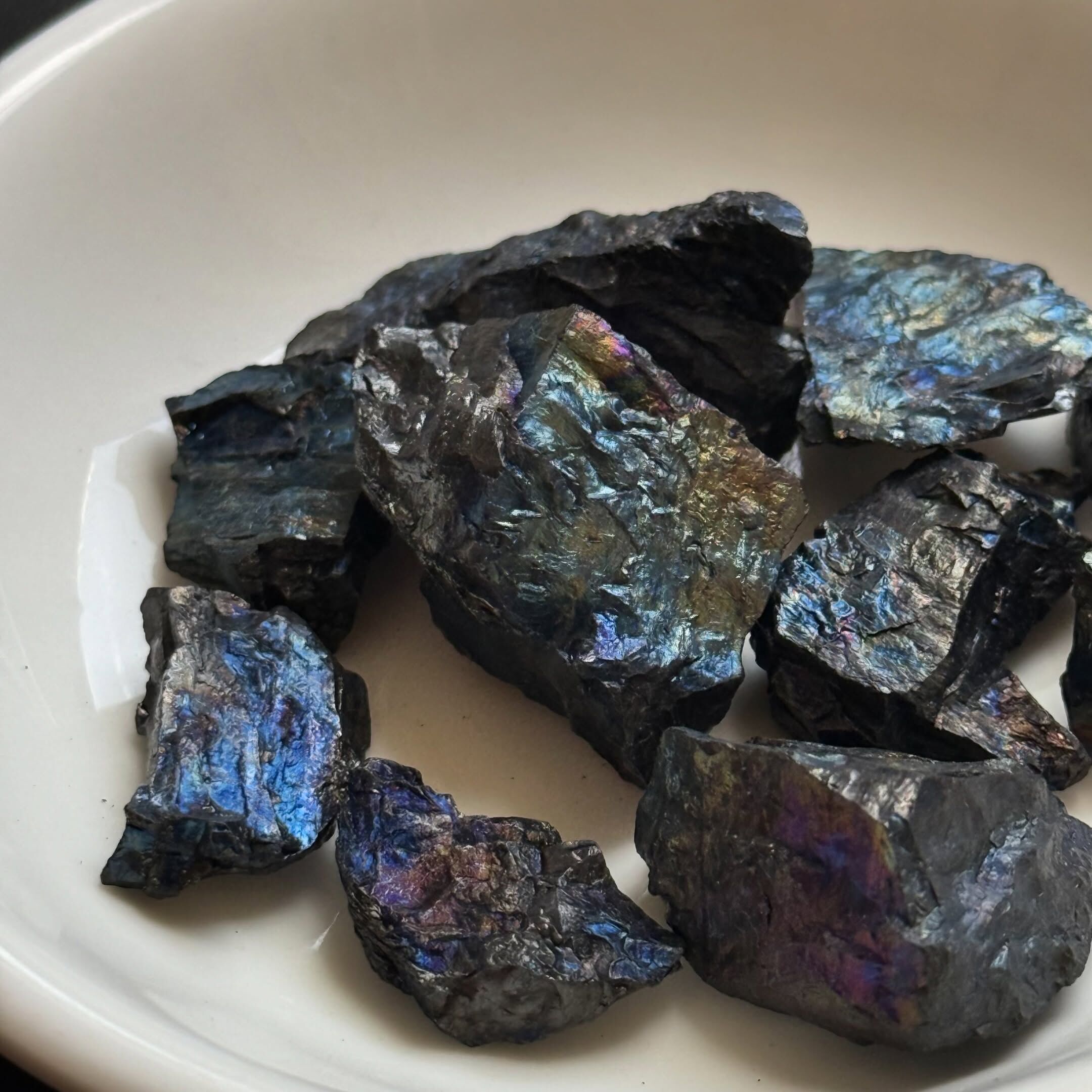 [原石] 七彩釔鐵礦 (彩虹釔鐵礦 / Gadolinite)