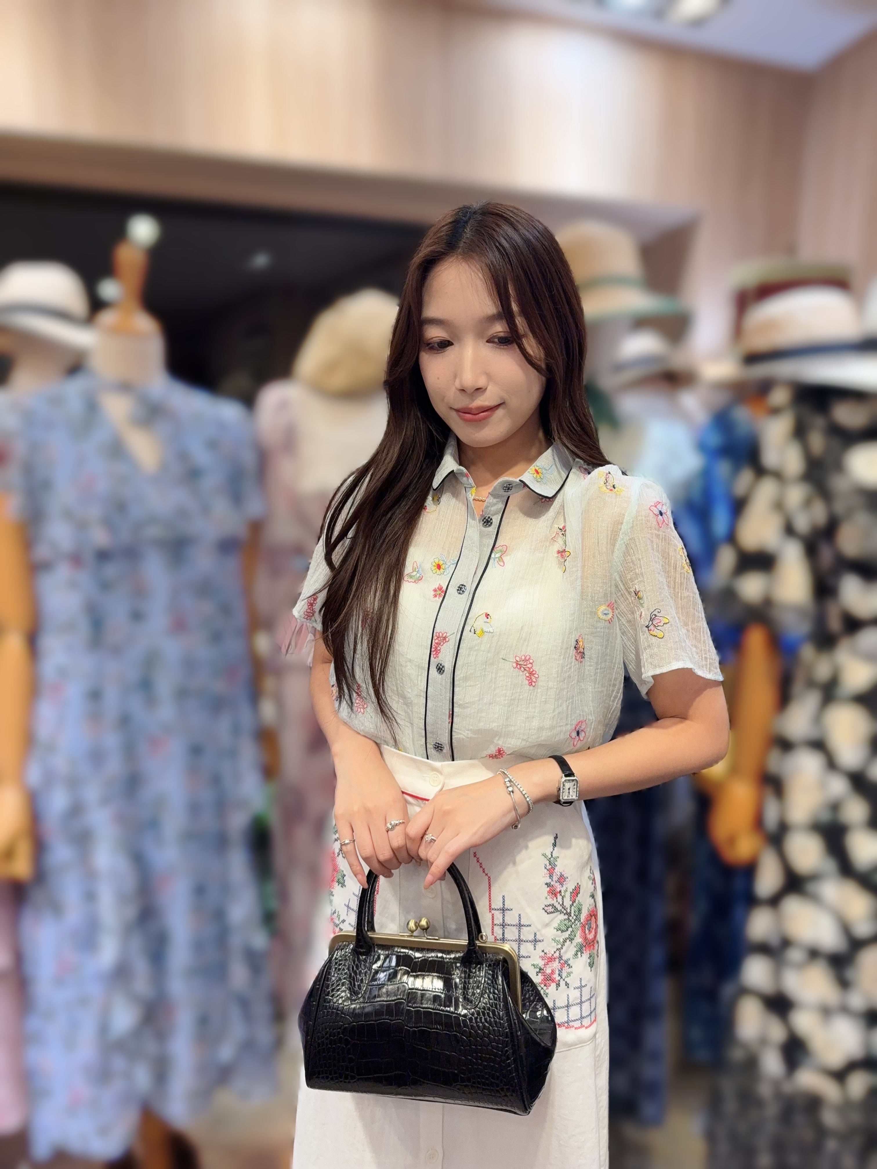 KB61 人氣刺繡上衣  胸43 長21.5   $629