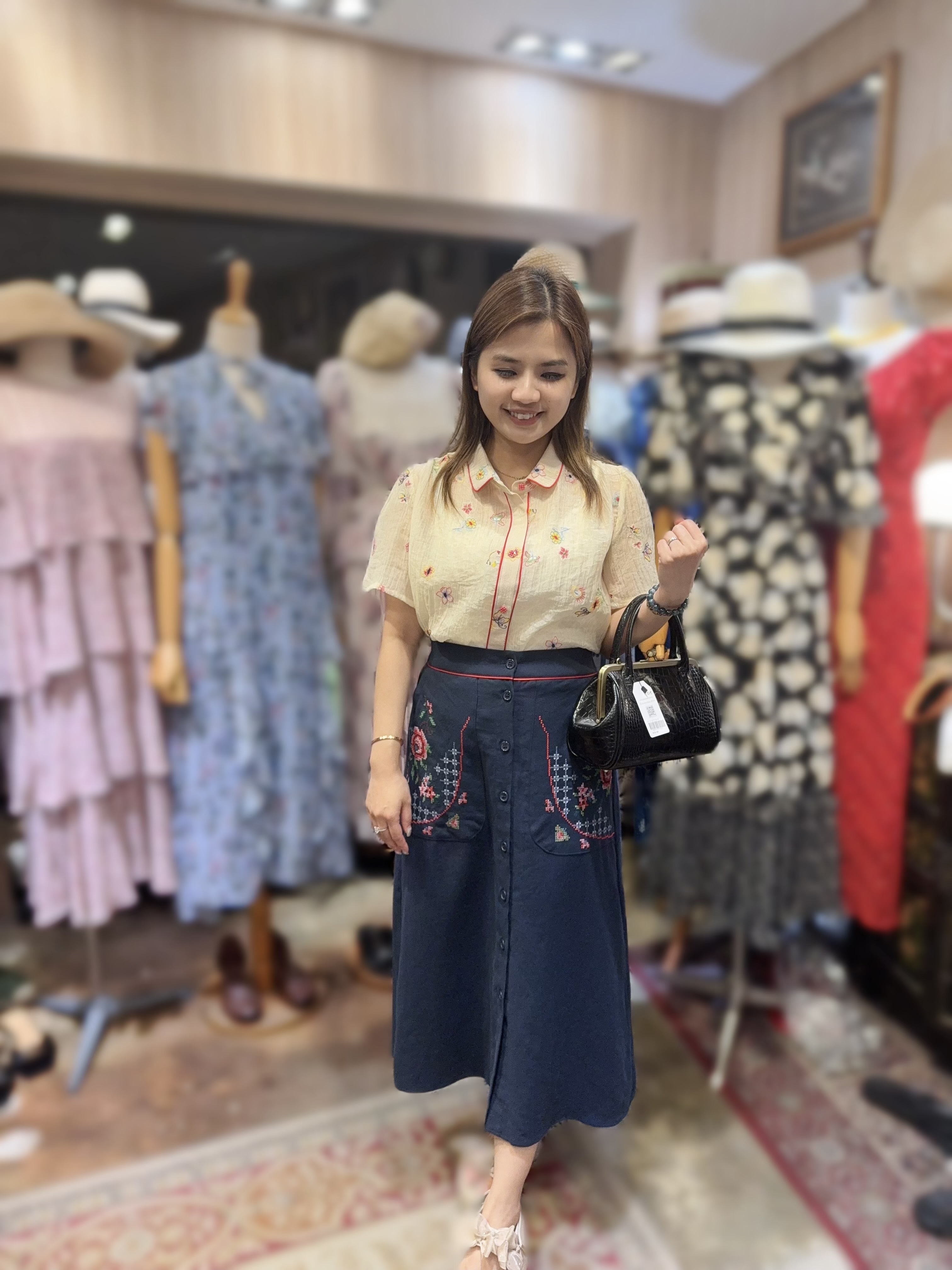 KB62   下身 刺繡長裙 腰26-34 HIP44  長31 $799