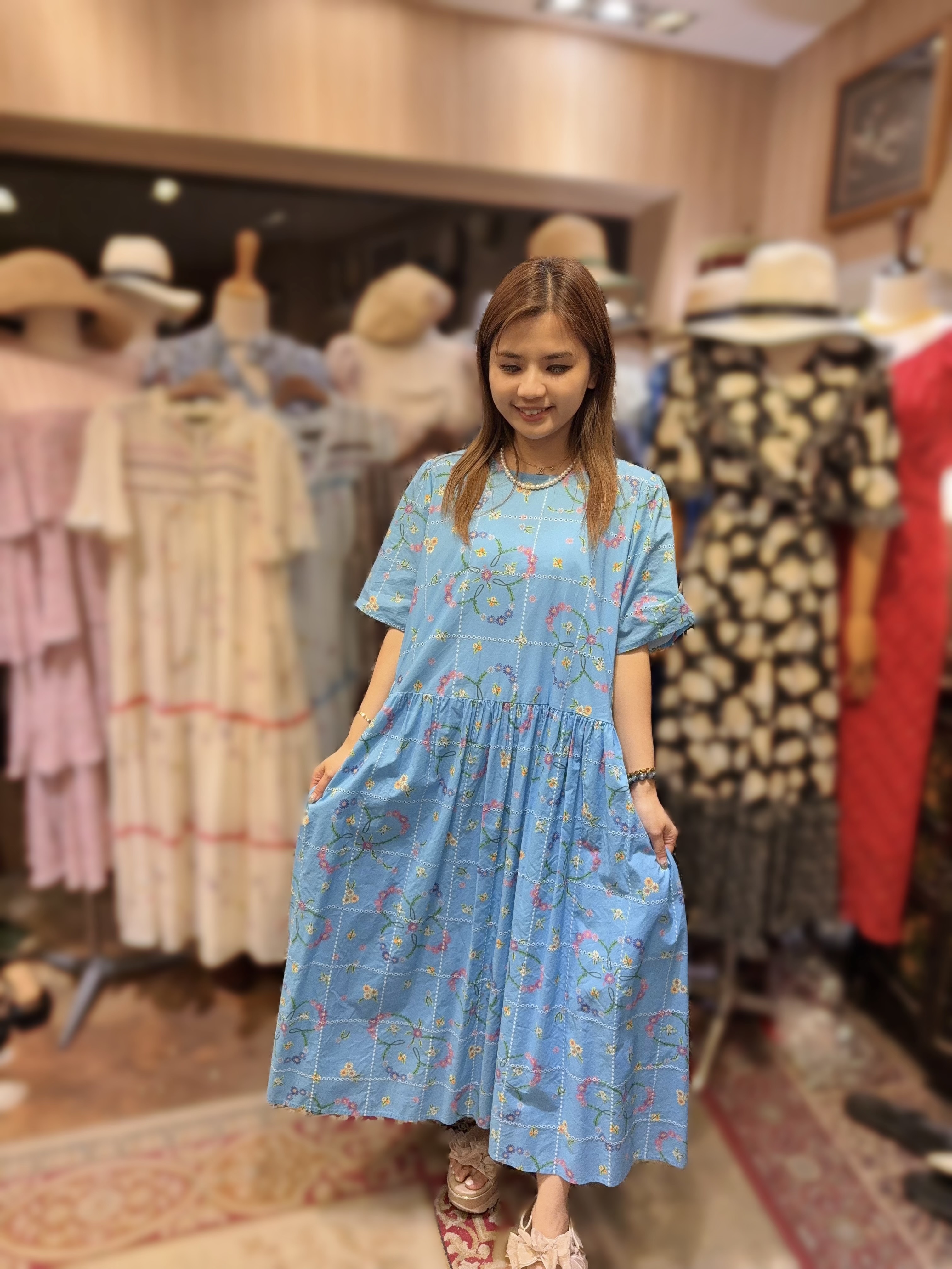 KB48  刺繡連身裙 胸48 腰46 hip64 長45 $819 (一口價)