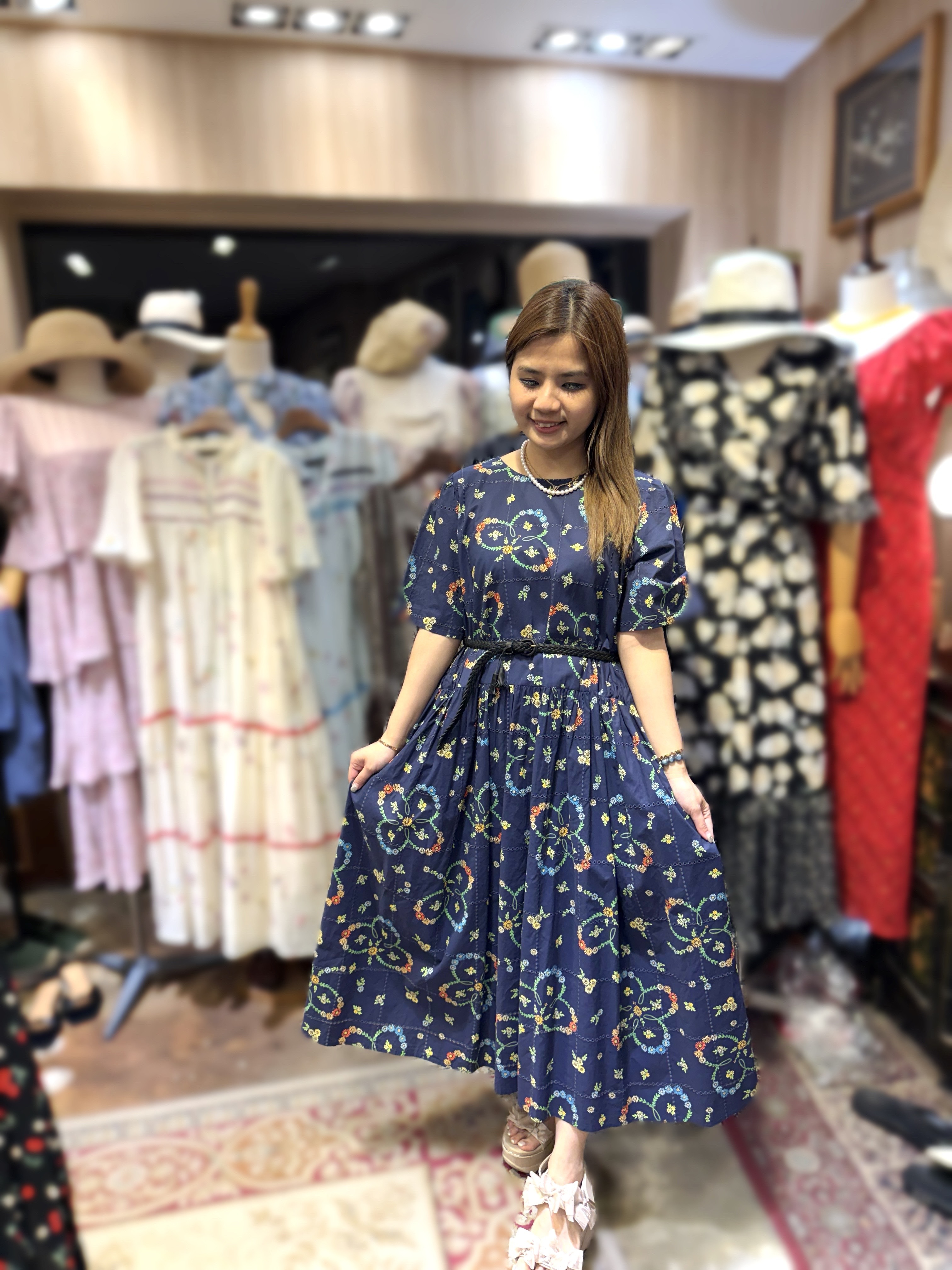 KB48  刺繡連身裙 胸48 腰46 hip64 長45 $819 (一口價)