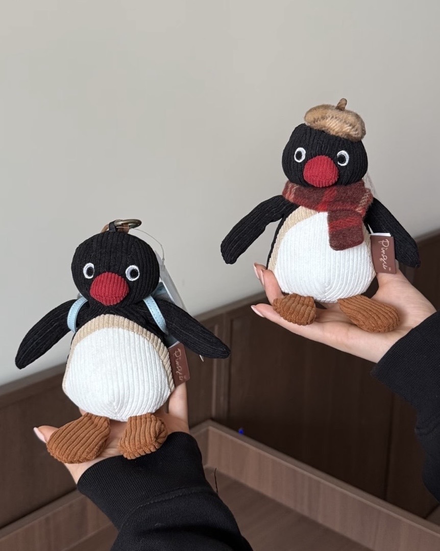 <耳機包好萌> Pingu 企鵝家族 燈心絨 掛件 娃娃 吊飾 四款
