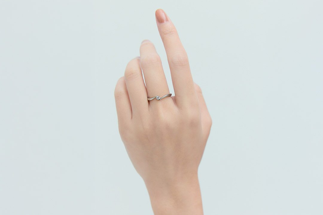 心弦 弧線交錯戒指|Miestilo Jewelry設計師輕珠寶品牌|舒飾質感每一刻