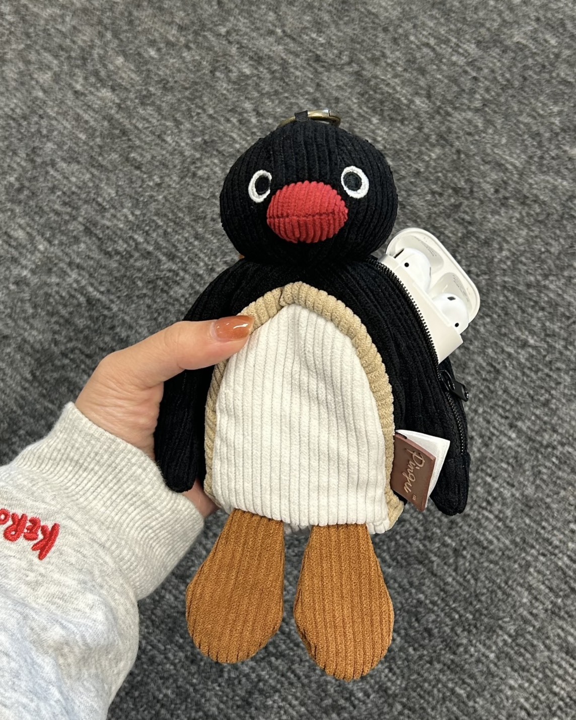 （預購）PINGU企鵝家族 45週年 燈芯絨吊飾 耳機包