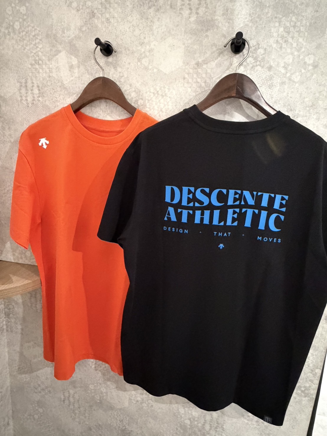 Descente 迪桑特 肩上小標 背後大字母 短袖上衣