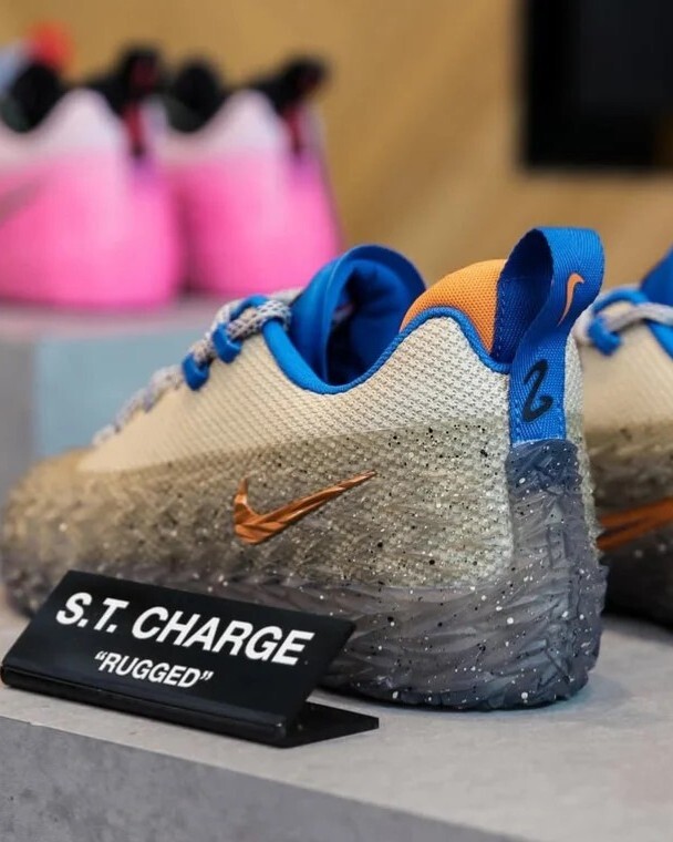 [海外代購不退換] 男鞋 康寧漢 PE CADE CUNNINGHAM X NIKE S.T. CHARGE EP 'Rugged' 灰藍 藍橘 實戰 籃球鞋【IZ6736-200】XDR-X 耐磨科技