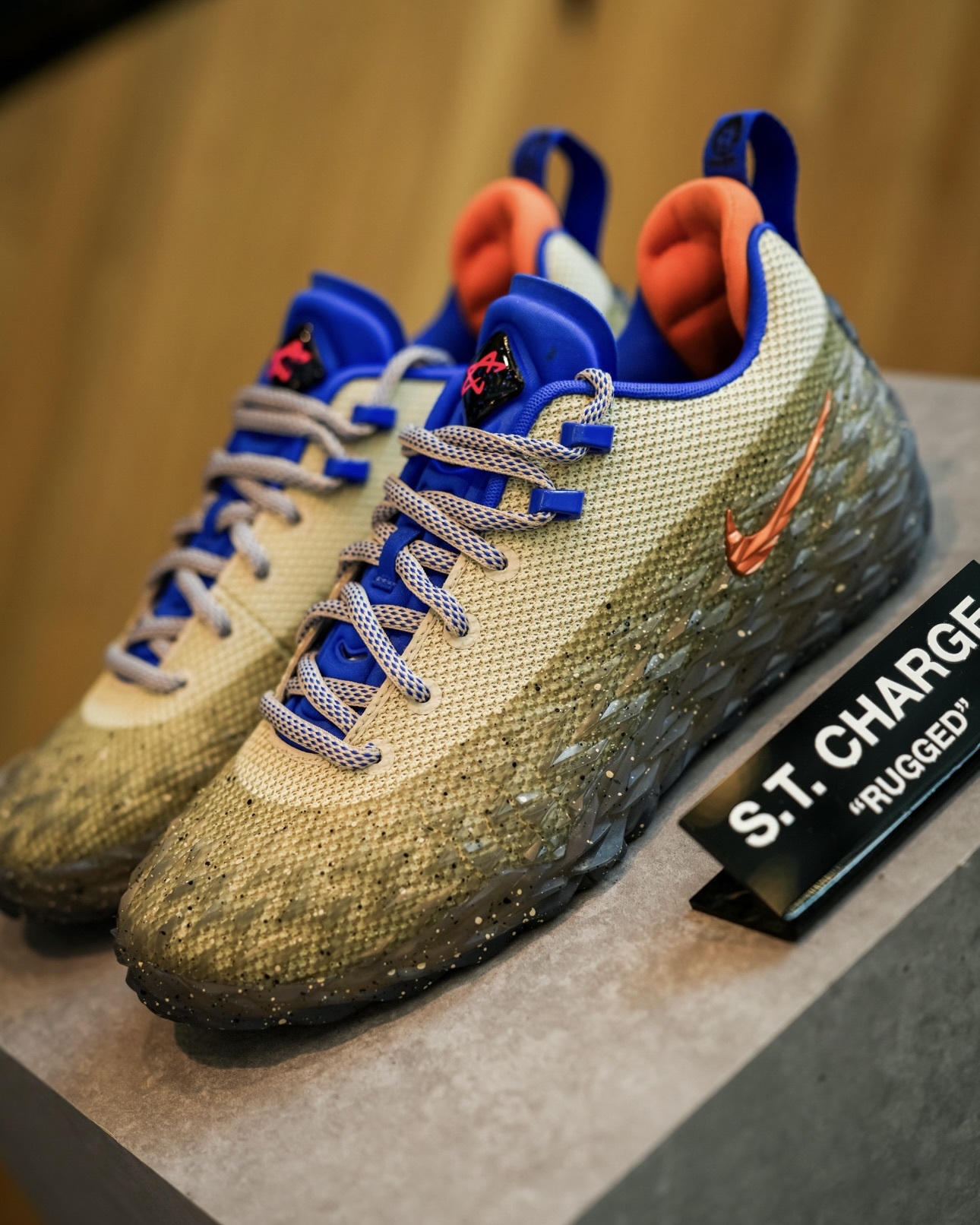 [海外代購不退換] 男鞋 康寧漢 PE CADE CUNNINGHAM X NIKE S.T. CHARGE EP 'Rugged' 灰藍 藍橘 實戰 籃球鞋【IZ6736-200】XDR-X 耐磨科技