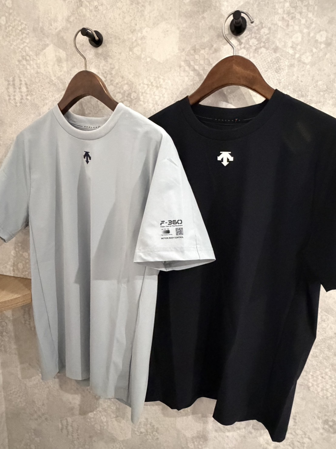 Descente 迪桑特 胸前置中小標 短袖上衣 短T