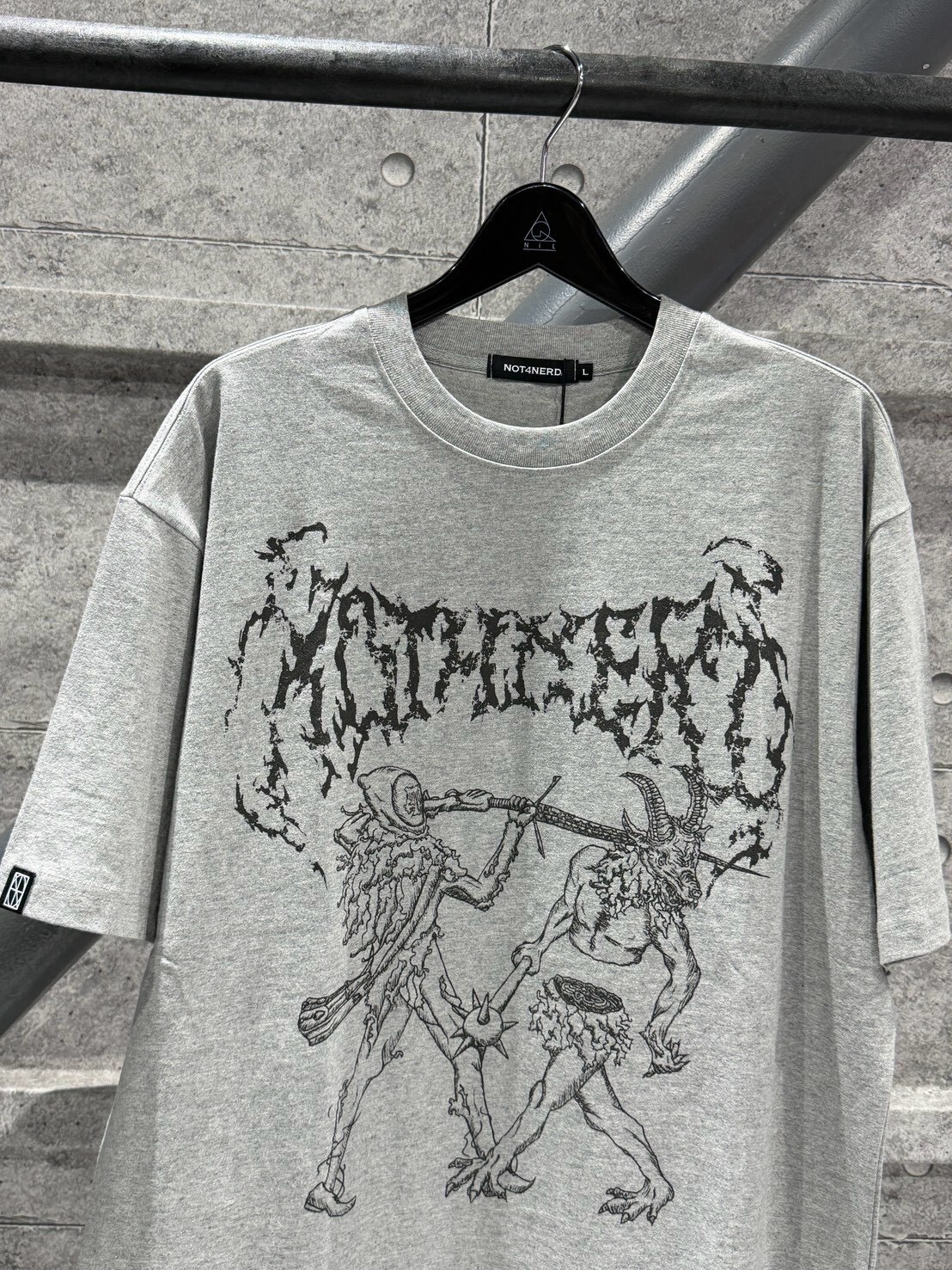 444 NOT4NERD 惡魔寶劍字體灰黑短袖 T