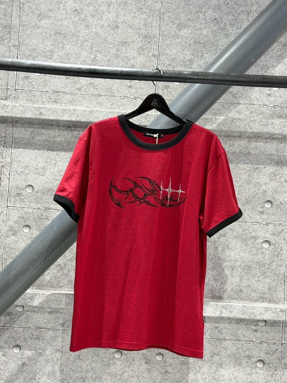 444 NOT4NERD 水鑽Logo圖騰 紅黑滾邊短袖 T